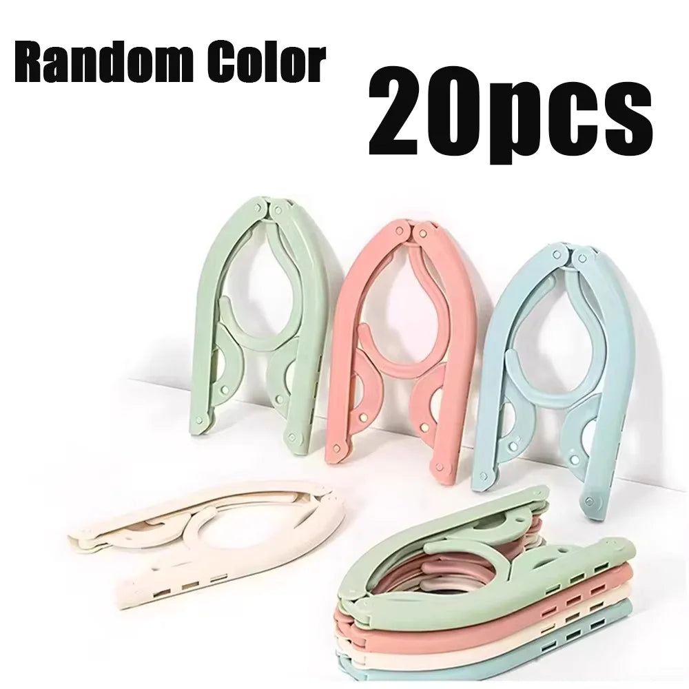 Set of 20 colorful plastic clips on a white background with text indicating quantity and color randomness.