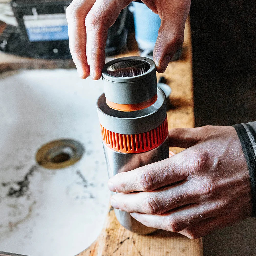 Pipamoka portable coffee maker close-up vacuum pump mechanism and leak-proof lid detail